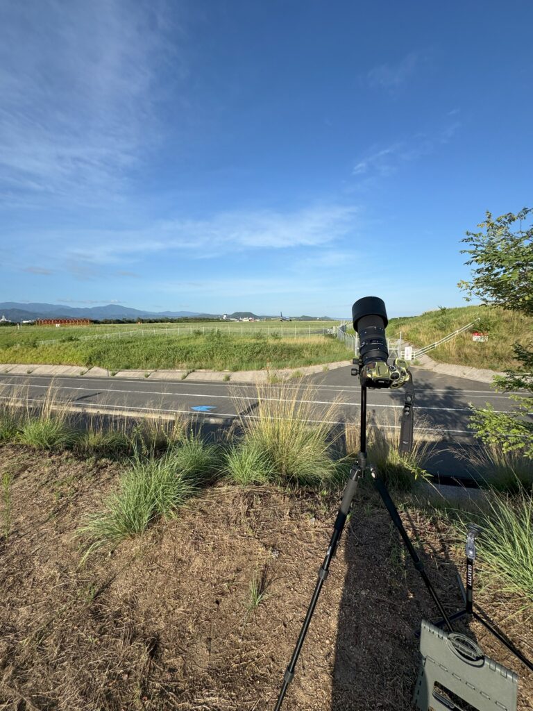 鳥取空港の撮影スポットに設置した望遠レンズ付きカメラと三脚