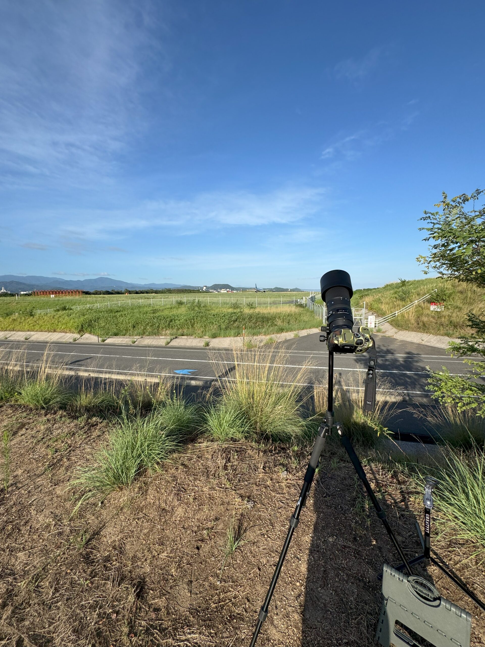 鳥取空港の撮影スポットに設置した望遠レンズ付きカメラと三脚