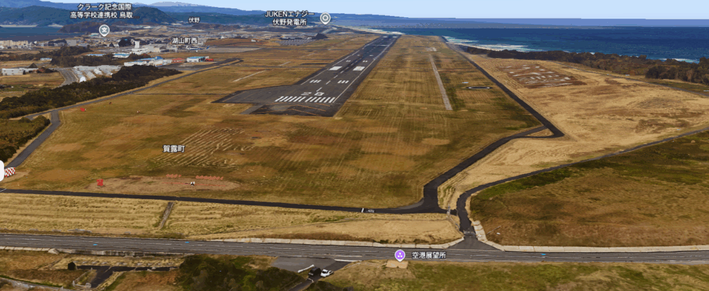 鳥取空港の滑走路全景と周辺エリアの航空写真
