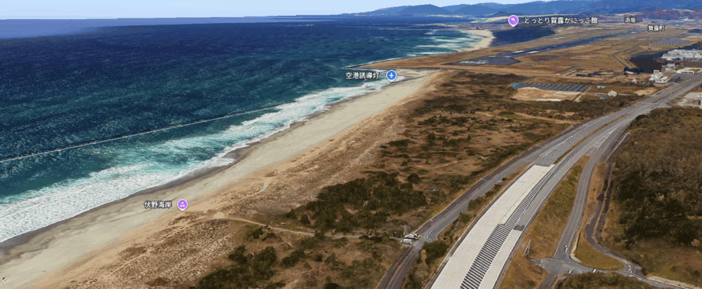 鳥取砂丘コナン空港周辺の伏野海岸と滑走路を上空から見た画像