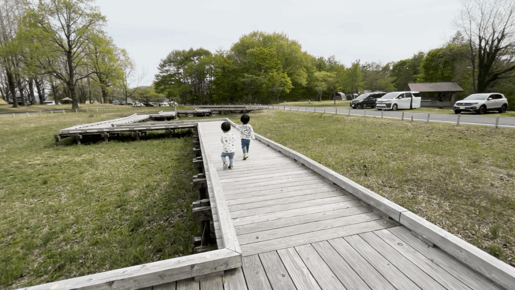 蒜山高原キャンプ場の木道を歩く子どもたちの後ろ姿