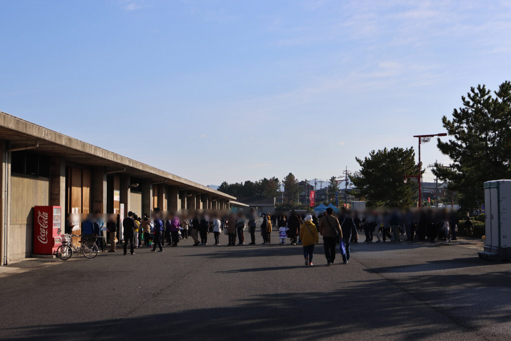 鳥取かにフェスタ2025で、カニ汁とかにちくわの先着配布を待つ長い行列。