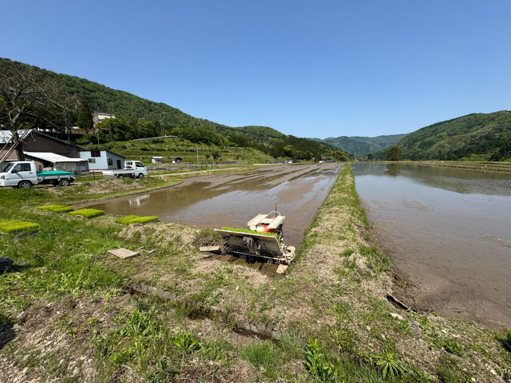 ゴールデンウィーク前の田植え作業で春の終わりを感じる風景