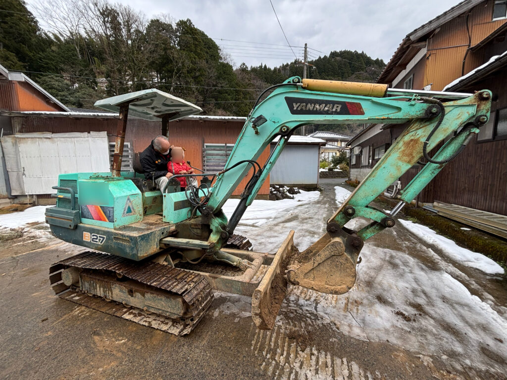 義実家でショベルカーに乗せてもらい喜ぶ息子と義父