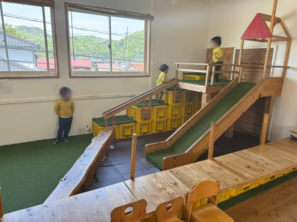 移住者交流会で出会った家族とカフェでランチして遊ぶ子どもたちの様子