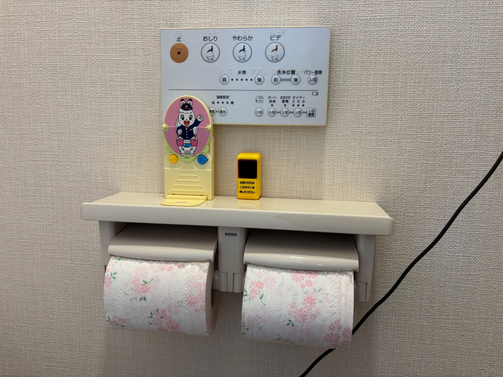 トイレトレーニング用のおもちゃと音声グッズが置かれたトイレの様子