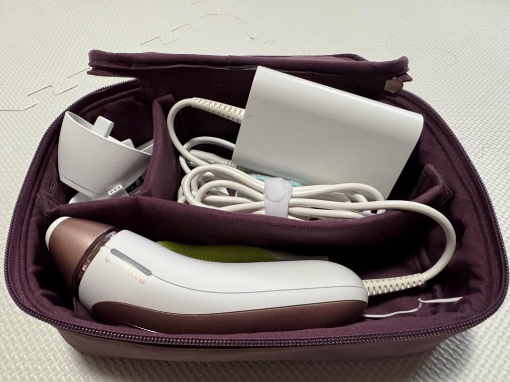 ブラウンの光美容器 PL-7357 と付属品が収納された専用ケース