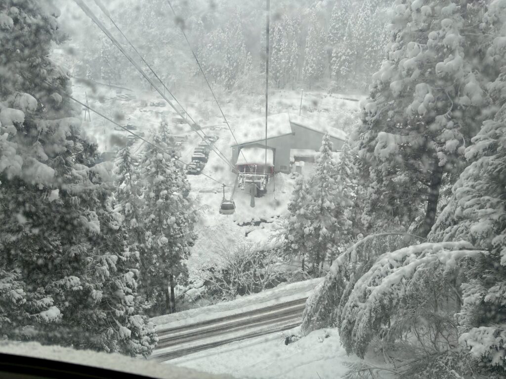 おじろスキー場の駐車場からゲレンデへ向かうゴンドラ(雪景色)