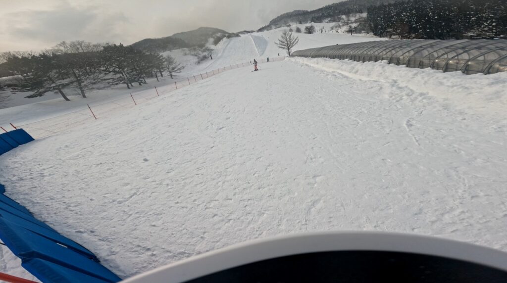 おじろスキー場のキッズエリアと初心者エリア(ネットで囲まれた安全設計・中央にムービングベルトあり)