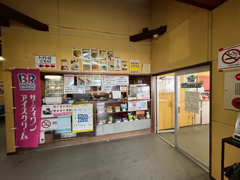 平日に利用したおじろスキー場の食堂メニュー掲示とカウンターの様子